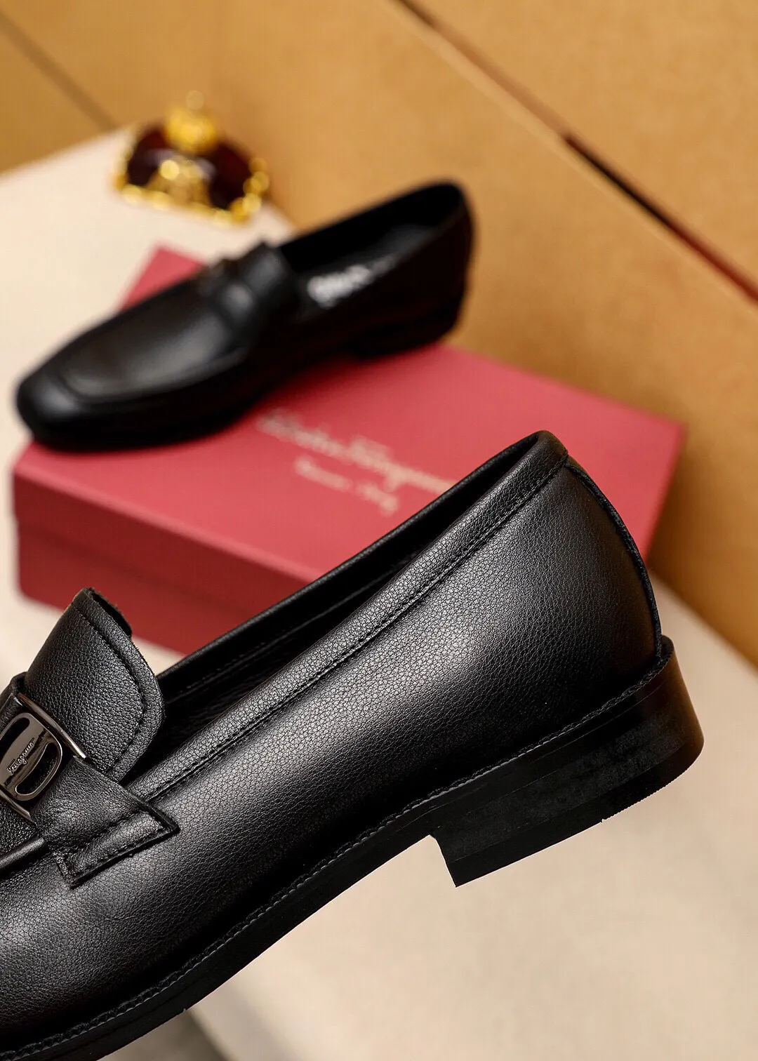 Men's shoes 💰400 💐 Product trademark: Ferragamo "Ferragamo" casual leather shoes Regular size: 39-44 (38.45.46🉑️customized) Product materials: Selected imported calfskin upper + classic hardware buckle, imported pig leather lining. Strong three-dimensional visual effect, non-slip and wear-resistant combination outsole Color: 1⃣️color optional
